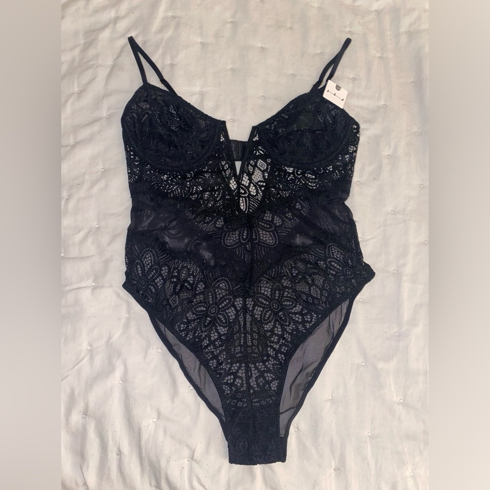 By Anthropologie V-Wire Lace Bodysuit - Picture 5 of 9